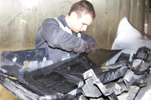 мастер меняет радиатор